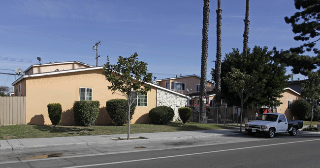 401-407 W Valencia Dr in Fullerton, CA - Foto de edificio - Building Photo