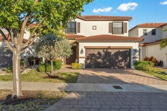10521 W 35th Way in Hialeah, FL - Building Photo - Building Photo