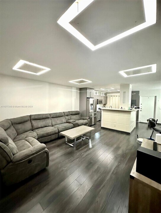 1103 Saint Andrews Rd in Hollywood, FL - Building Photo