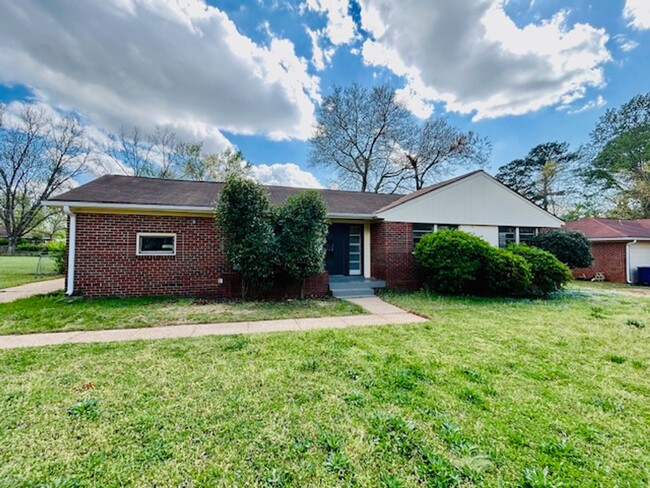 2013 Lance Rd NW in Huntsville, AL - Building Photo - Building Photo