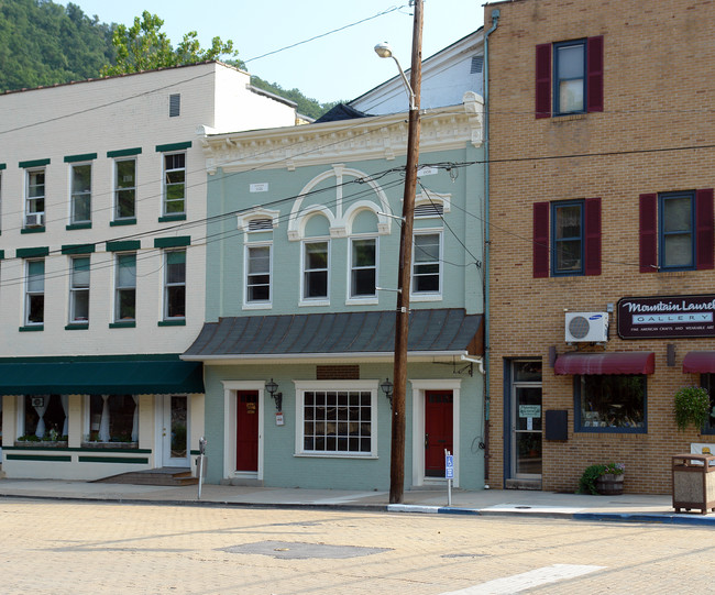 41 Fairfax St in Berkeley Springs, WV - Building Photo - Building Photo