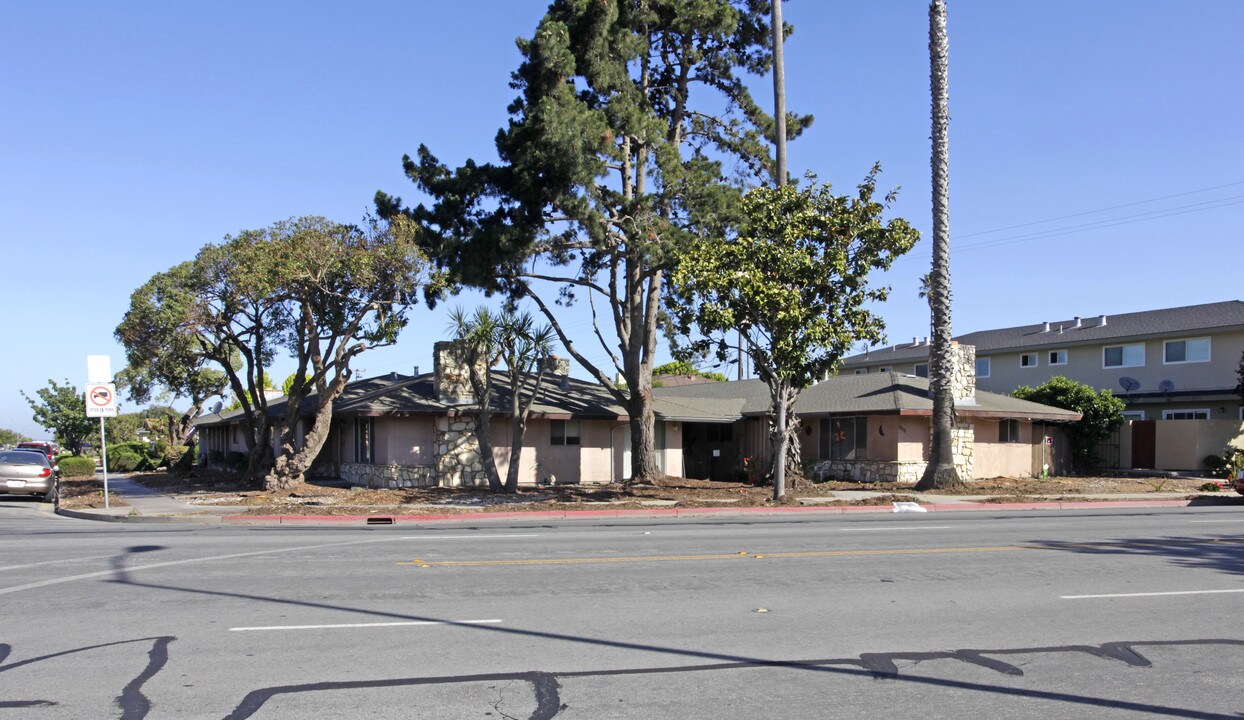 1010 W Alisal St in Salinas, CA - Building Photo