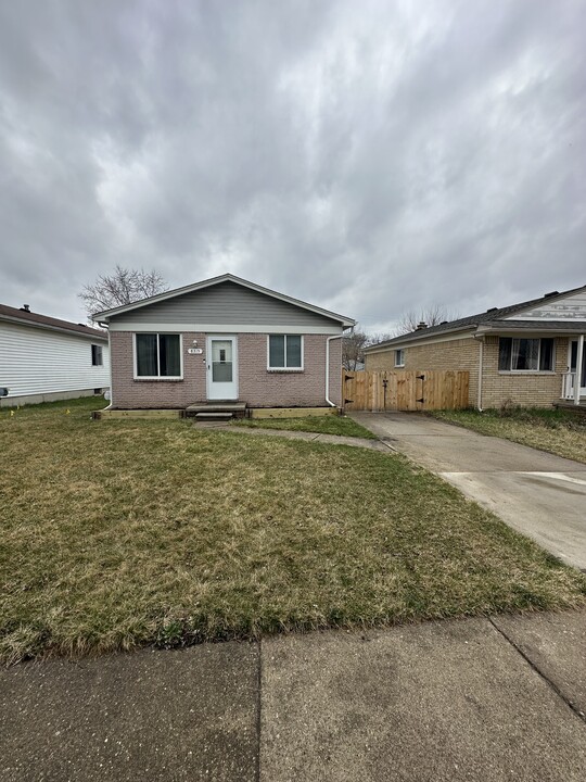 8315 Fremont St in Westland, MI - Building Photo
