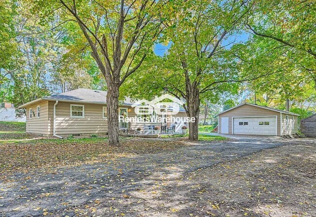 5910 Tower St in Rockford, MN - Foto de edificio - Building Photo