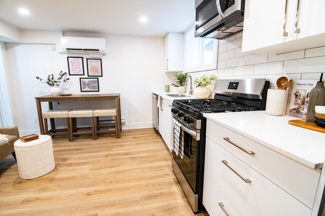 142 Young St in Ottawa, ON - Building Photo - Building Photo