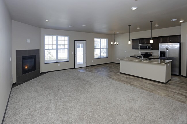 Shadow Wood Townhomes in West Fargo, ND - Building Photo - Interior Photo