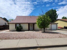 821 W Firwood St in Bloomfield, NM - Building Photo