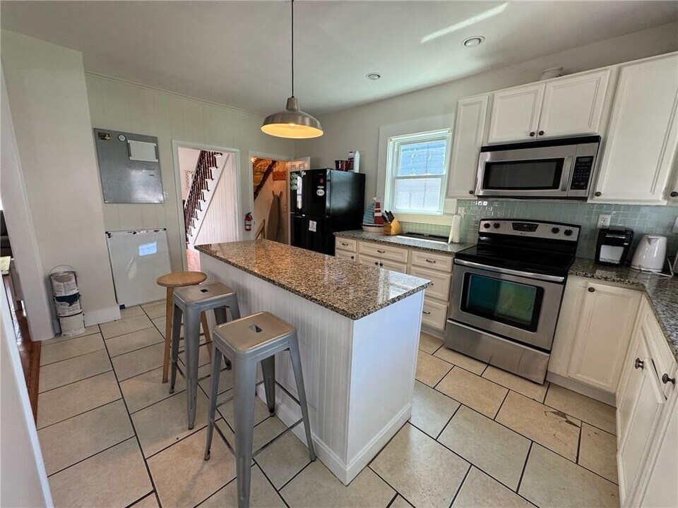 20 Narragansett Ave in Newport, RI - Building Photo