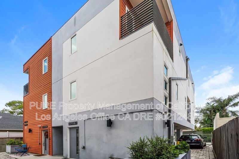 10706 Camarillo St in Los Angeles, CA - Building Photo