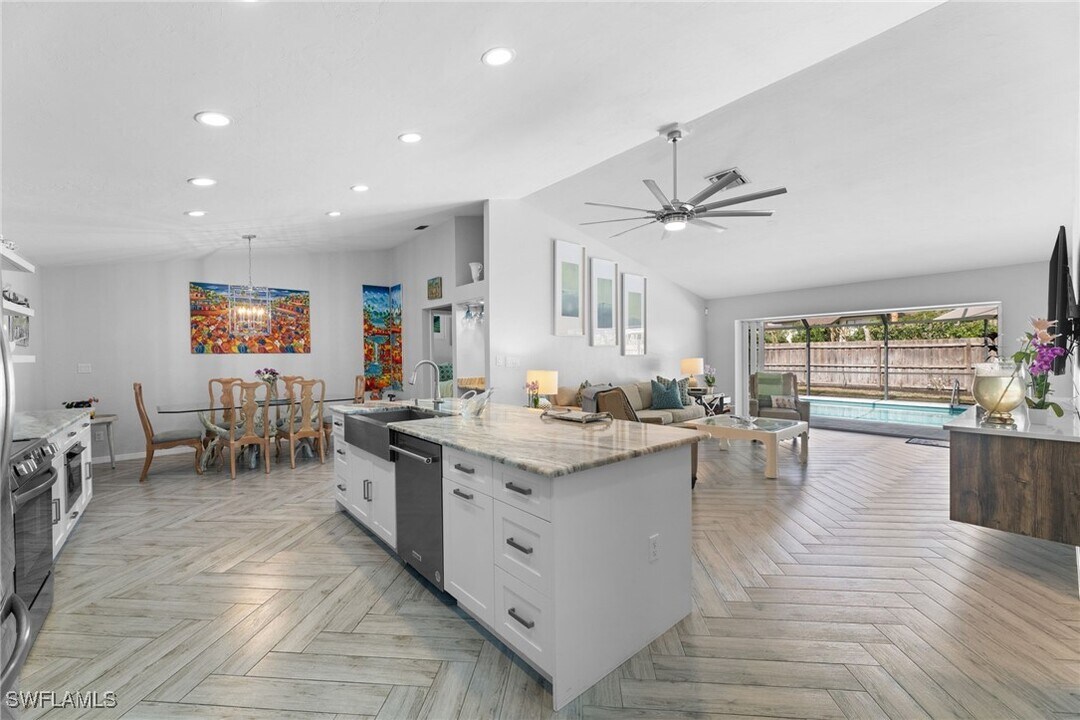 2467 Pinewoods Cir in Naples, FL - Building Photo