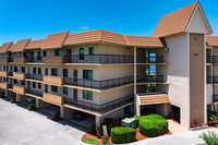 Smokehouse Harbour Condominium in Marco Island, FL - Foto de edificio - Building Photo