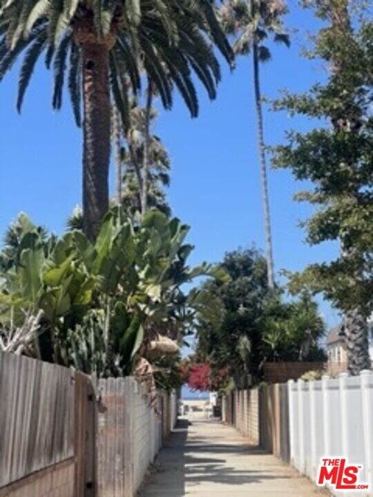 134 Montreal St in Los Angeles, CA - Building Photo