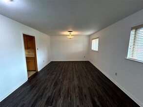 1902 Gillette St in Baytown, TX - Building Photo - Building Photo