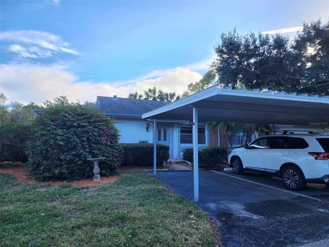 1102 Halton Ct in Sun City Center, FL - Building Photo - Building Photo