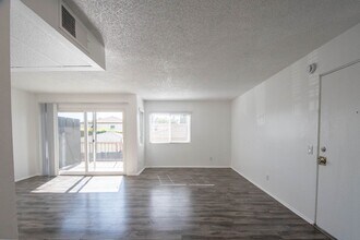 13800 Sherman Way, Unit 102 in Los Angeles, CA - Building Photo - Building Photo