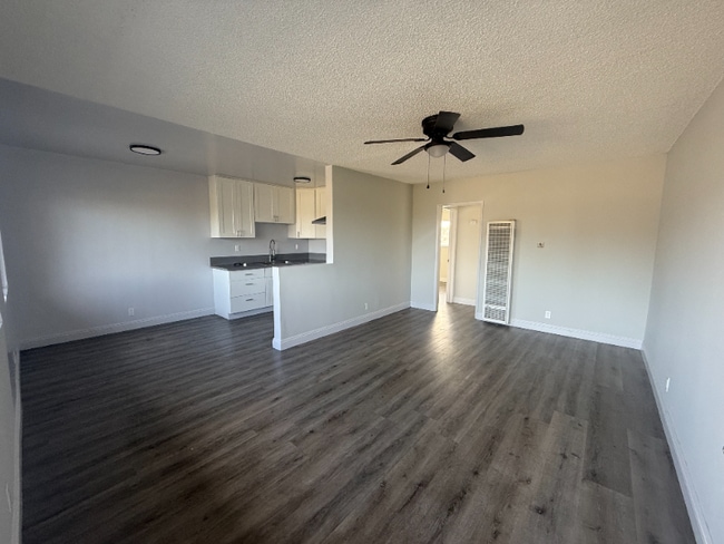 1122 W 94th St in Los Angeles, CA - Building Photo - Building Photo