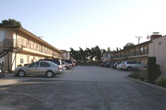 9318 Artesia Blvd in Bellflower, CA - Foto de edificio - Building Photo