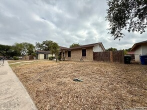 2002 Cassandra St, Unit TS203 in San Antonio, TX - Building Photo - Building Photo