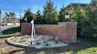 3 Anchorage Ln in Oyster Bay, NY - Building Photo