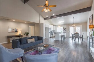 6820 Bear Canyon Dr in Oklahoma City, OK - Foto de edificio - Building Photo