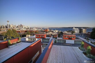 327 W Olympic Pl in Seattle, WA - Building Photo - Building Photo