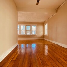 2474 N Bartlett Ave, Unit A in Milwaukee, WI - Building Photo - Building Photo