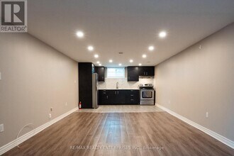 8 Salmond Ct in Hamilton, ON - Building Photo - Building Photo