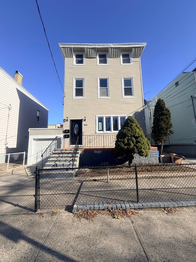 124 Winfield Ave in Jersey City, NJ - Building Photo - Building Photo
