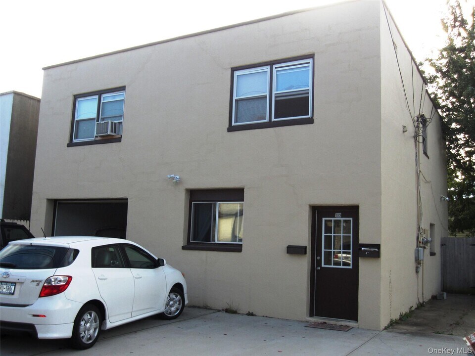109 S 15th St in Lindenhurst, NY - Foto de edificio