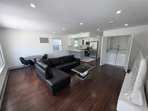 10-61 Grassmere Terrace in Queens, NY - Building Photo - Building Photo