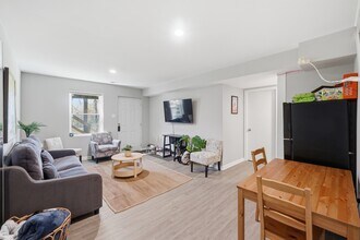 9008 Autoville Dr in College Park, MD - Foto de edificio - Building Photo