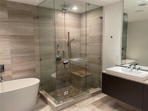 3250 NE 188th St, Unit 902 in Aventura, FL - Building Photo - Building Photo