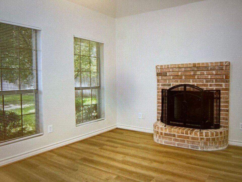 318 W Anderson St, Unit 200 in Weatherford, TX - Building Photo