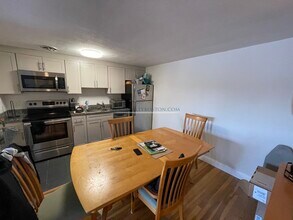 12 Riverside St, Unit 5 in Watertown, MA - Foto de edificio - Building Photo