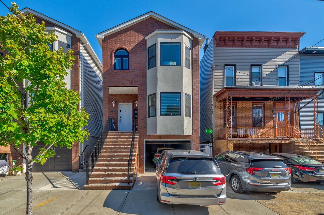 14 Stevens Ave in Jersey City, NJ - Building Photo