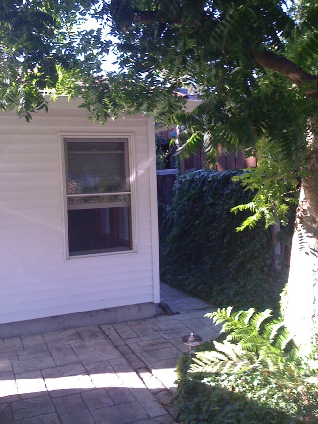 415 10th St, Unit Cottage-like Studio