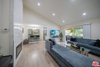 15425 Sherman Way in Los Angeles, CA - Building Photo - Building Photo