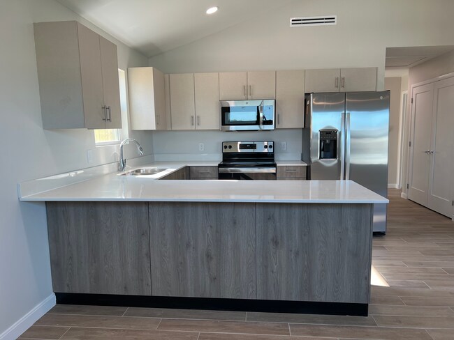 1320 E Iris Ave, Unit 2 in McAllen, TX - Building Photo - Building Photo