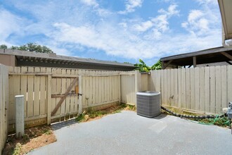 6489 Alisa Ln in Houston, TX - Foto de edificio - Building Photo