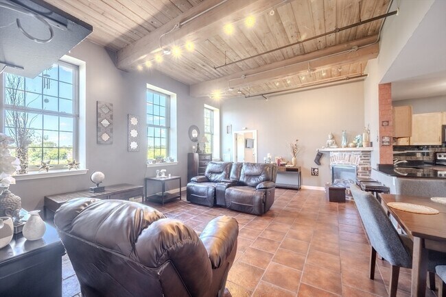 52 Lawrence Dr in Lowell, MA - Building Photo - Building Photo