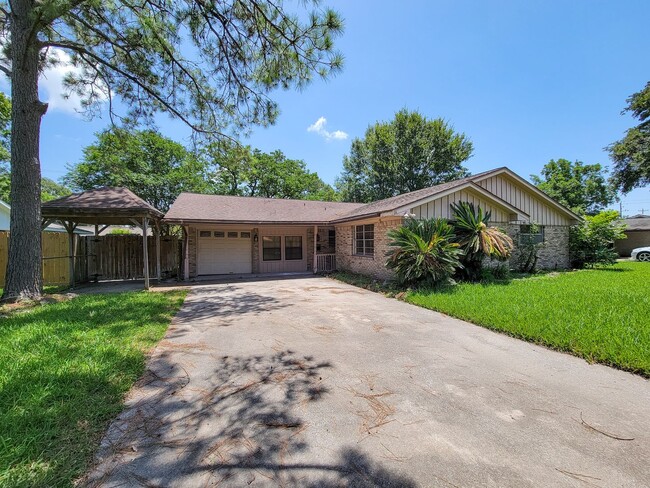 1703 Raintree Dr in Baytown, TX - Building Photo - Building Photo