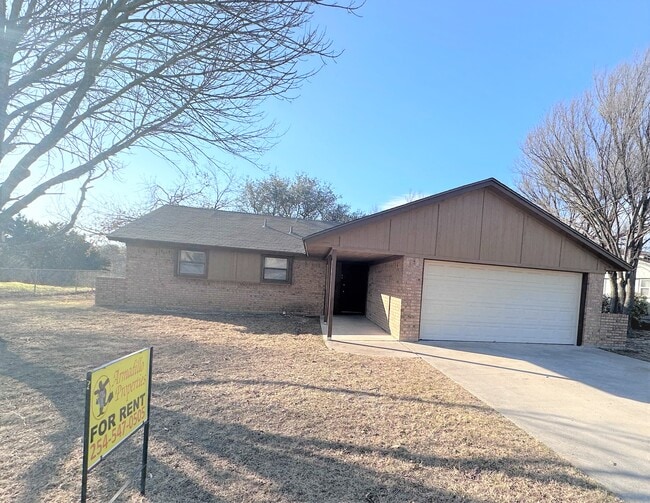 property at 2204 Phyllis Dr