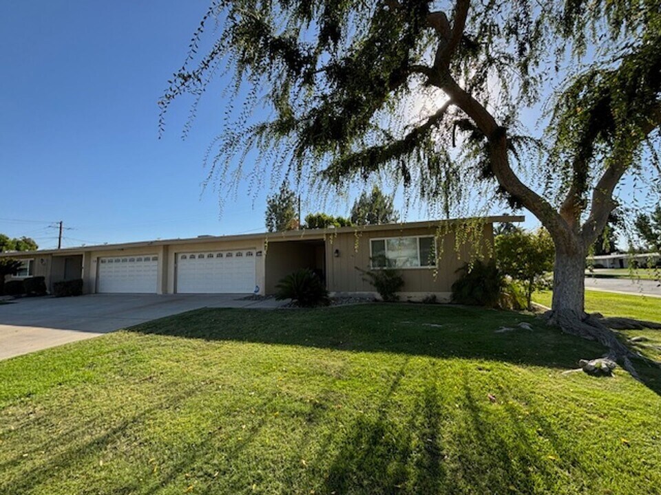 1201 Yorba Linda St in Bakersfield, CA - Foto de edificio