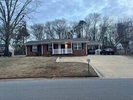 105 Davis Ave in Florence, AL - Building Photo