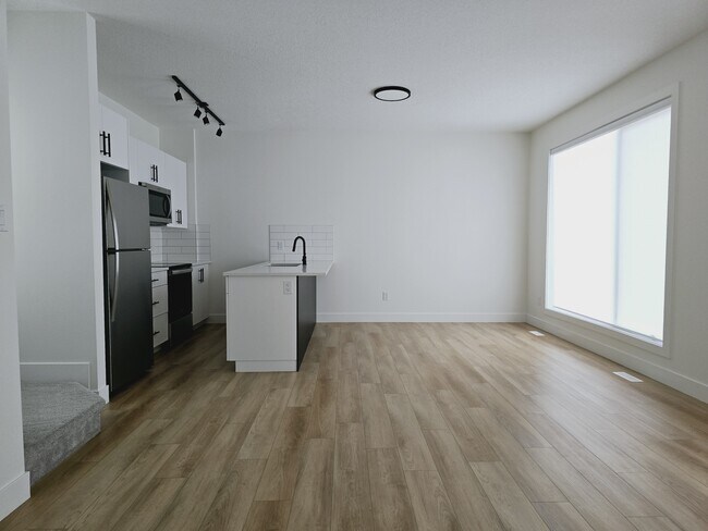10050-10115 115 Ave NW in Edmonton, AB - Building Photo - Building Photo