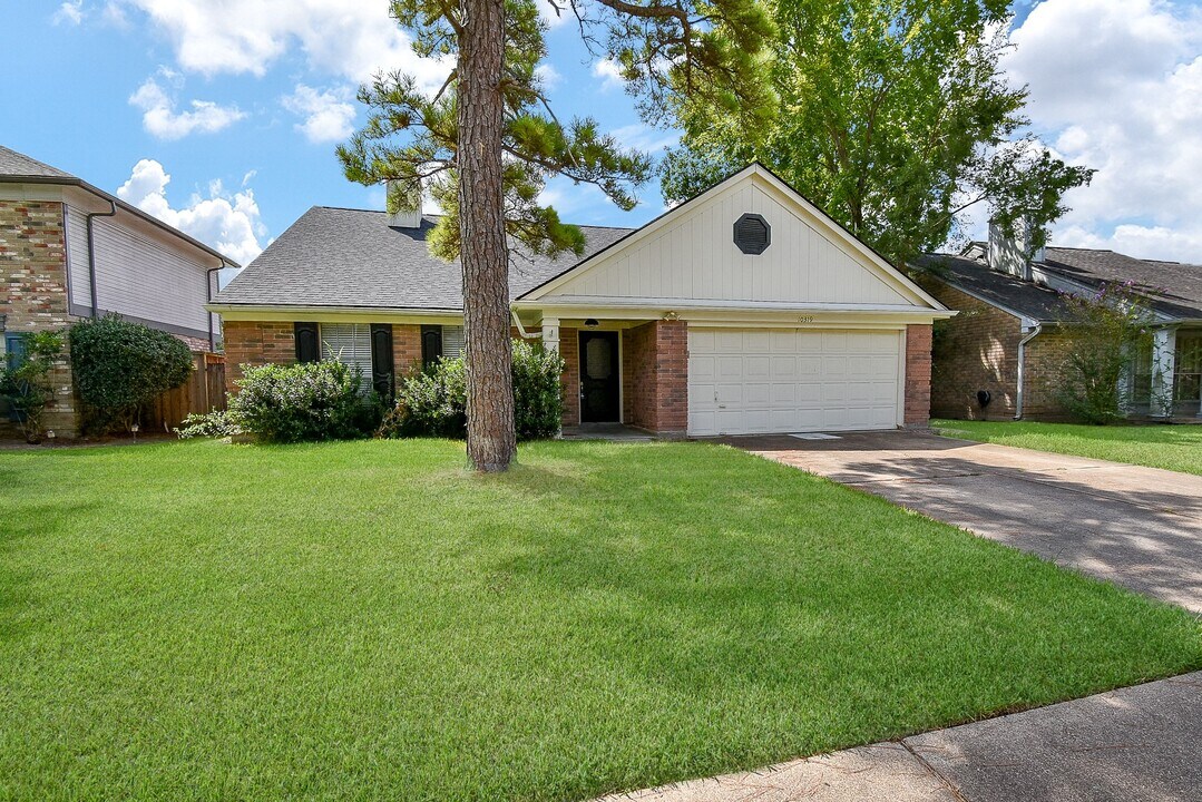 10319 Tablerock Dr in Houston, TX - Building Photo