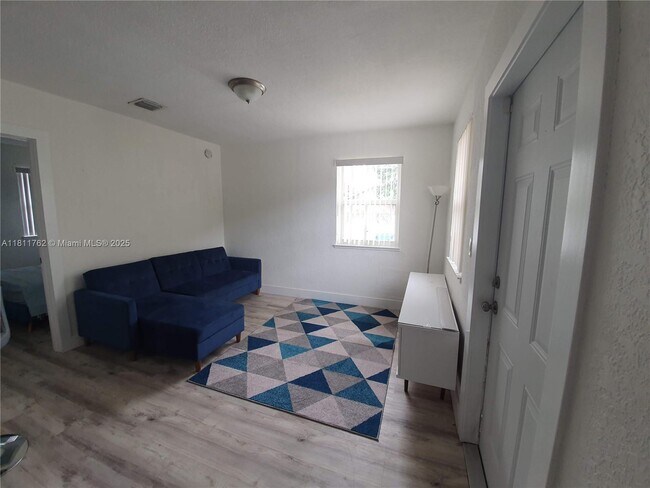 2392 NW 9th St in Miami, FL - Building Photo - Building Photo