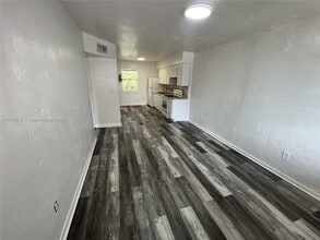 3221 NW 48th St-Unit -1 in Miami, FL - Building Photo - Building Photo