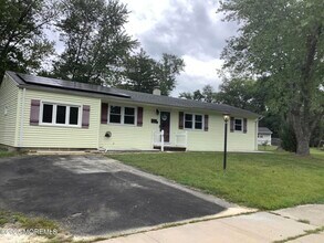 6 Redwood Rd in Howell, NJ - Building Photo - Building Photo