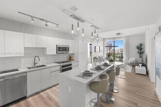 101 Diplomat Pkwy, Unit 2408 in Hallandale Beach, FL - Foto de edificio - Building Photo